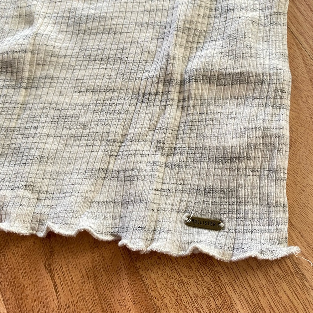 Hollister Light Gray Ribbed Tee - Picture 2 of 3